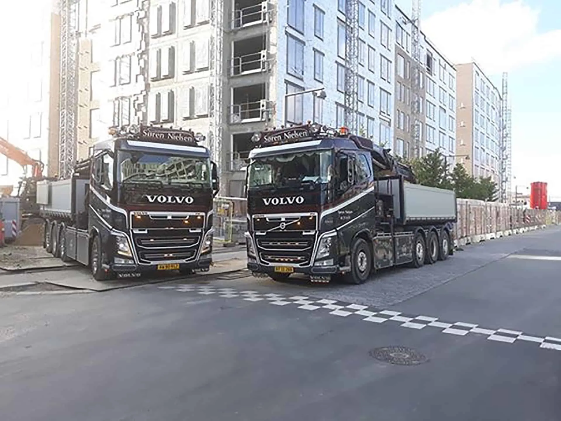Volvo-lastbil fra VSN Gruppen tipper container med affald på genbrugsplads