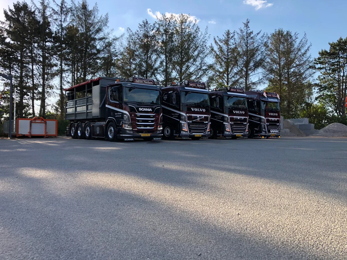 Flåde af Volvo- og Scania-lastbiler fra VSN Gruppen klar til entreprenørkørsel