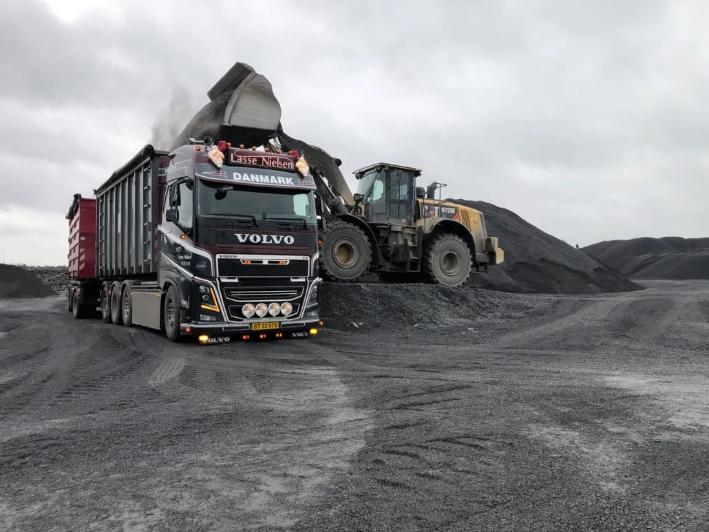 Læsning af knust stenmateriale på lastbil fra VSN Gruppen