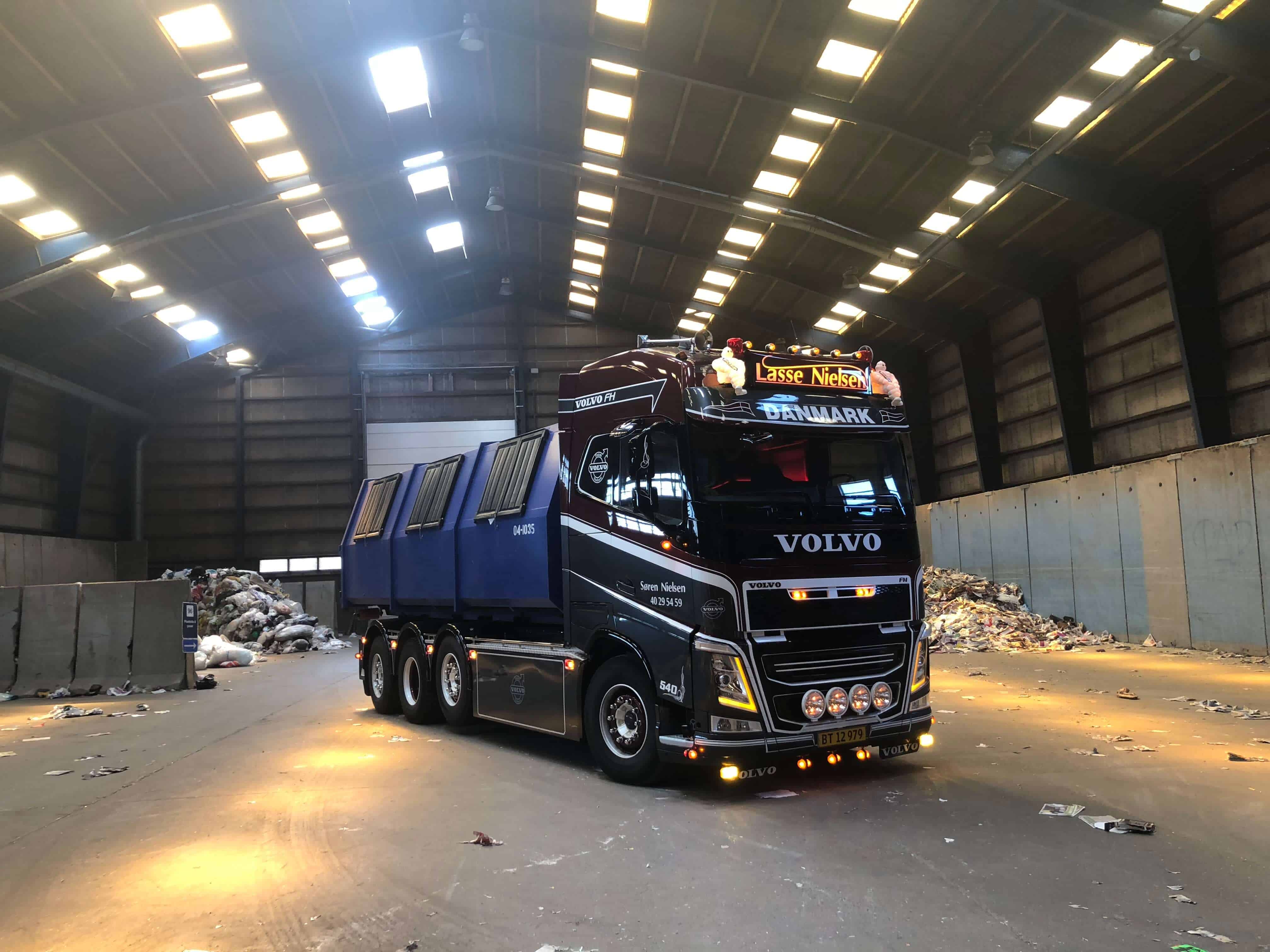 Volvo-lastbil fra VSN Gruppen med containere på omlastningsplads