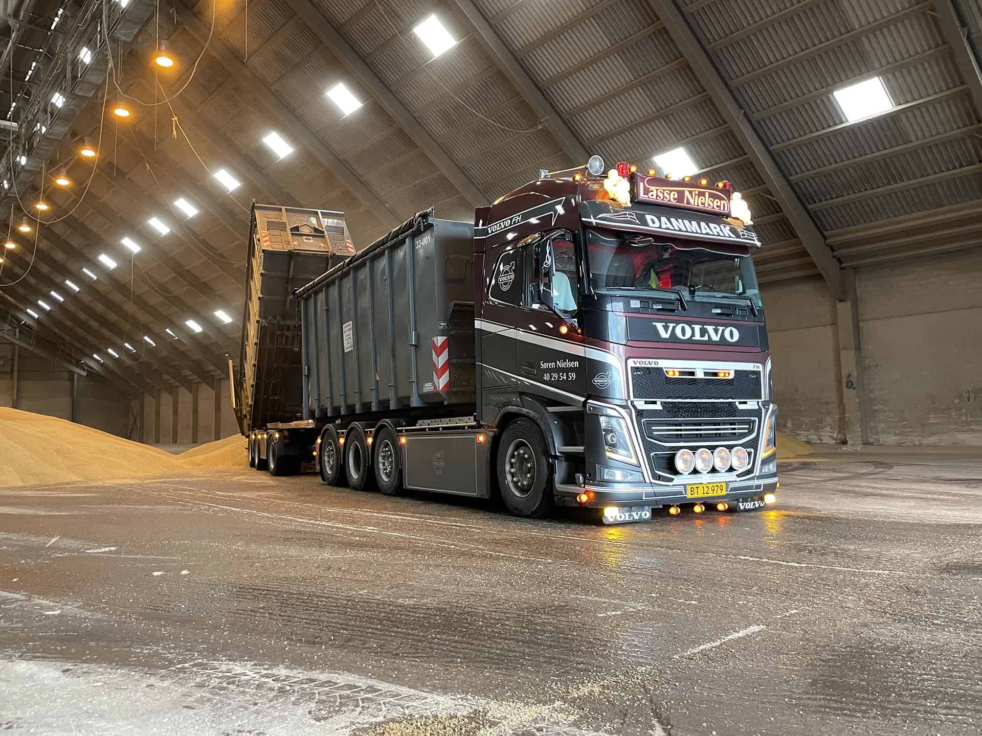 Volvo-lastbil fra VSN Gruppen ved korntip i lagerhal