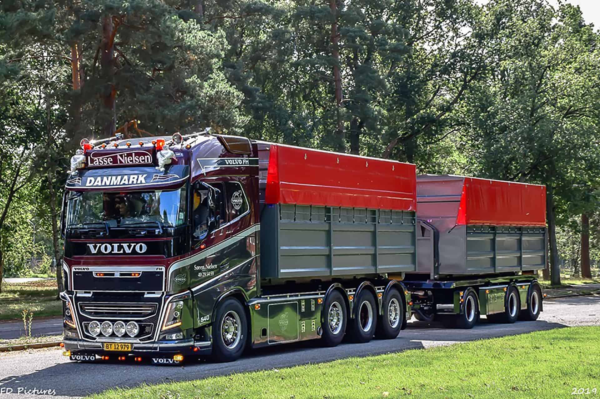 Volvo-lastbil fra VSN Gruppen med kornvogne på landevej