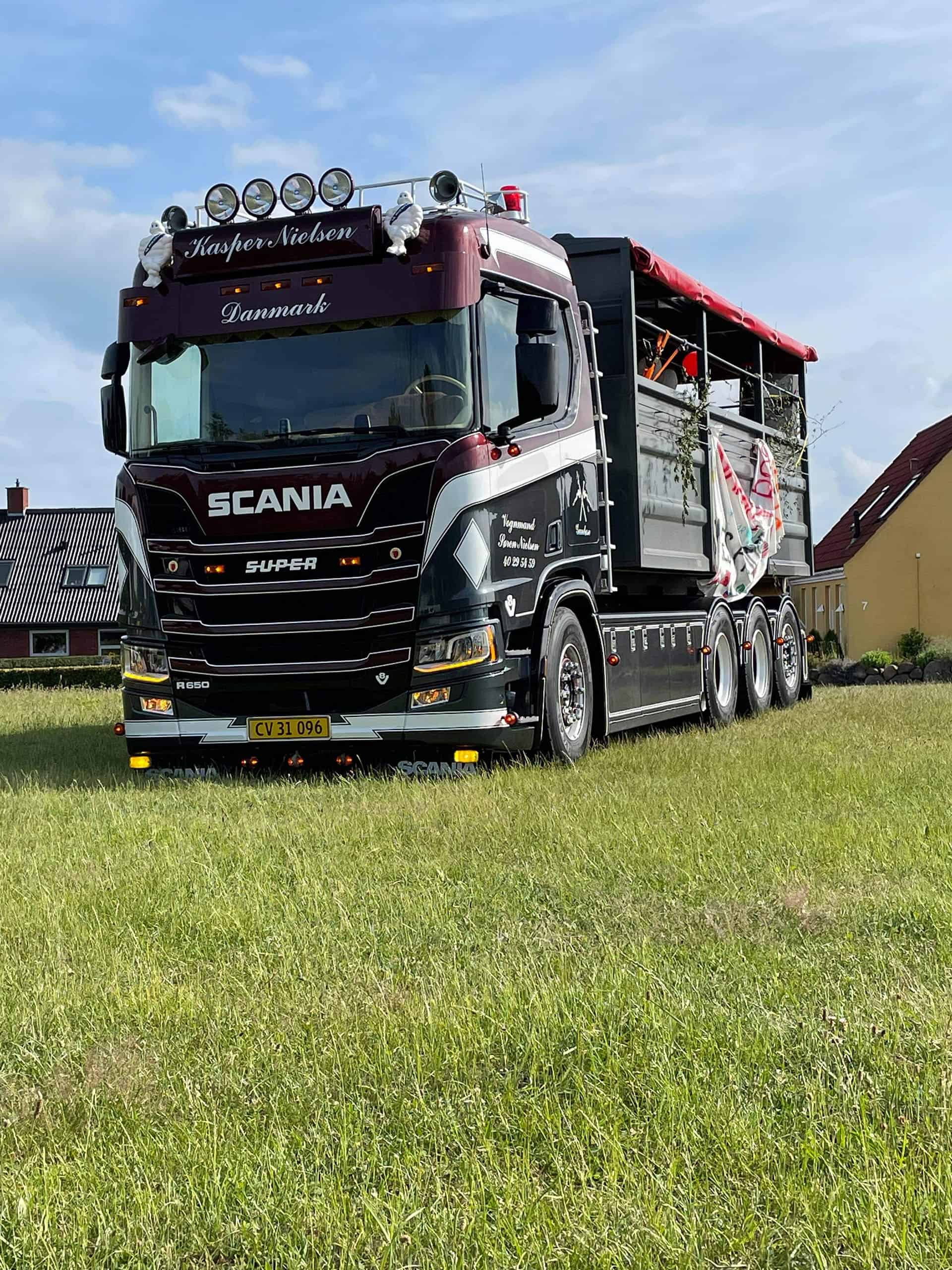 Scania-lastbil fra VSN Gruppen opstillet på en mark