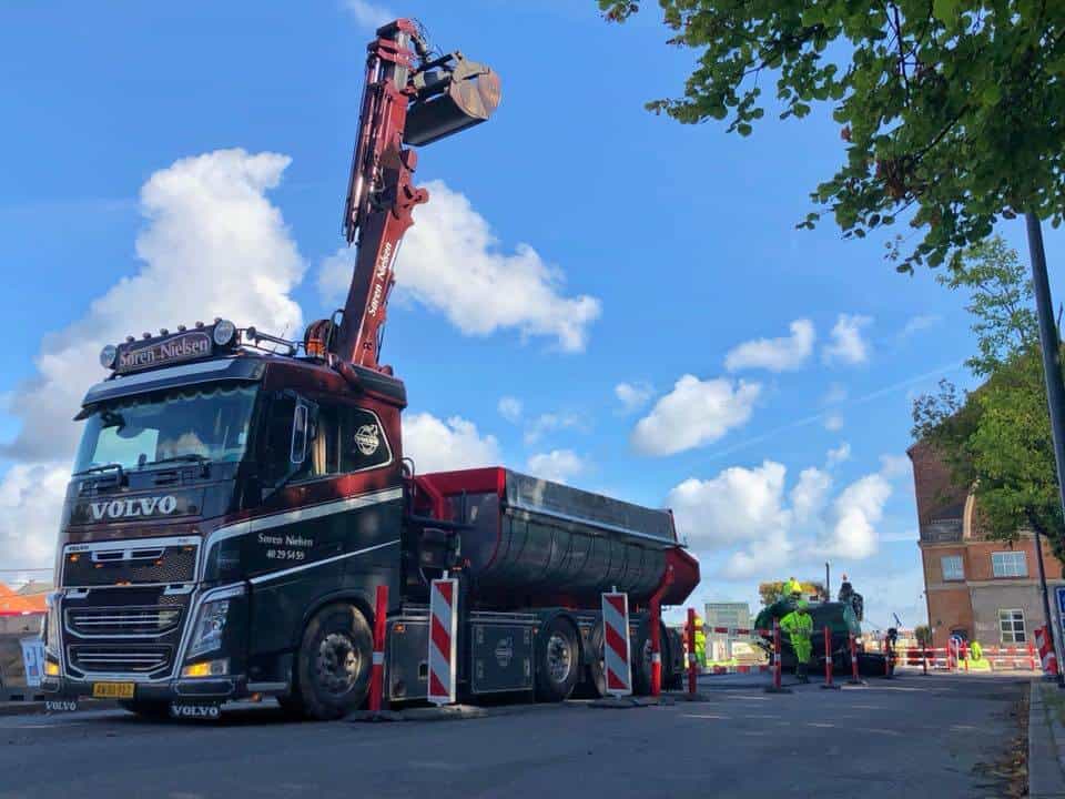 Volvo-kranbil fra VSN Gruppen leverer materialer ved vejarbejde