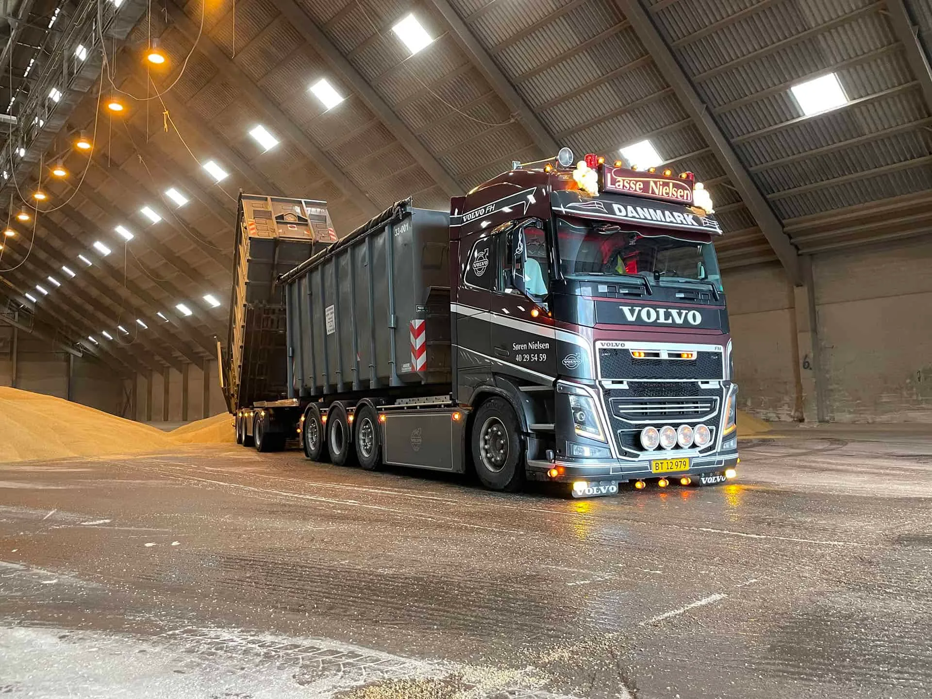 Bunker af løse materialer og skærver i lagerhal hos VSN Gruppen