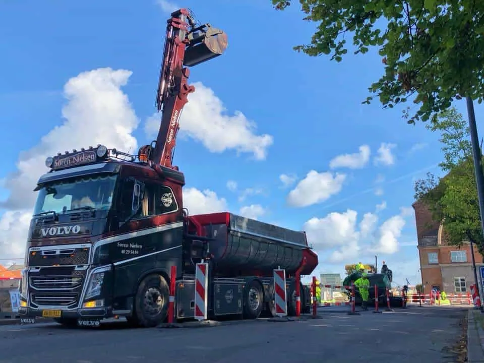 Volvo-lastbil med kran fra VSN Gruppen i arbejde ved byggeplads