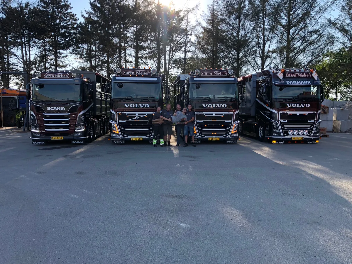 Vognpark og medarbejdere fra VSN Gruppen foran Volvo- og Scania-lastbiler