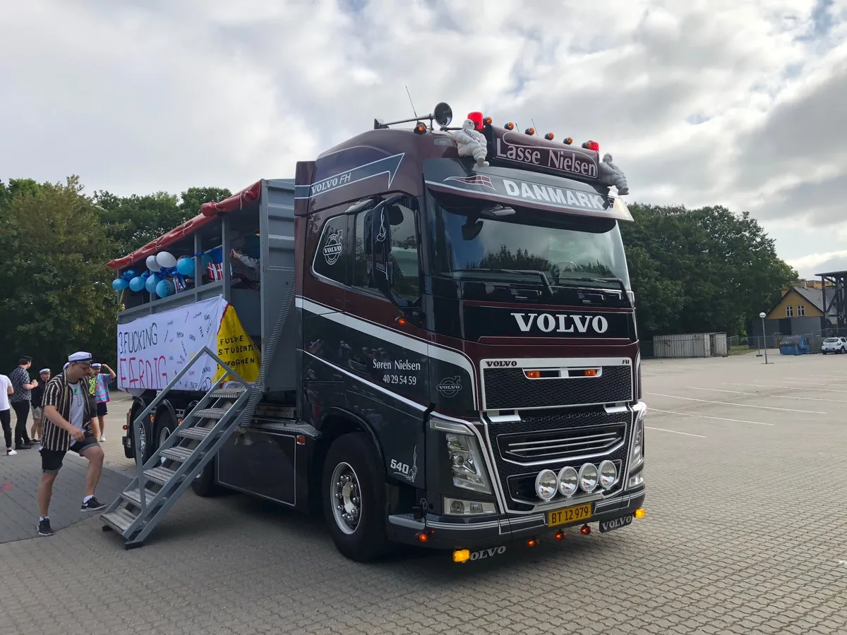 Pyntet Volvo-studentervogn fra VSN Gruppen med blå og hvide balloner