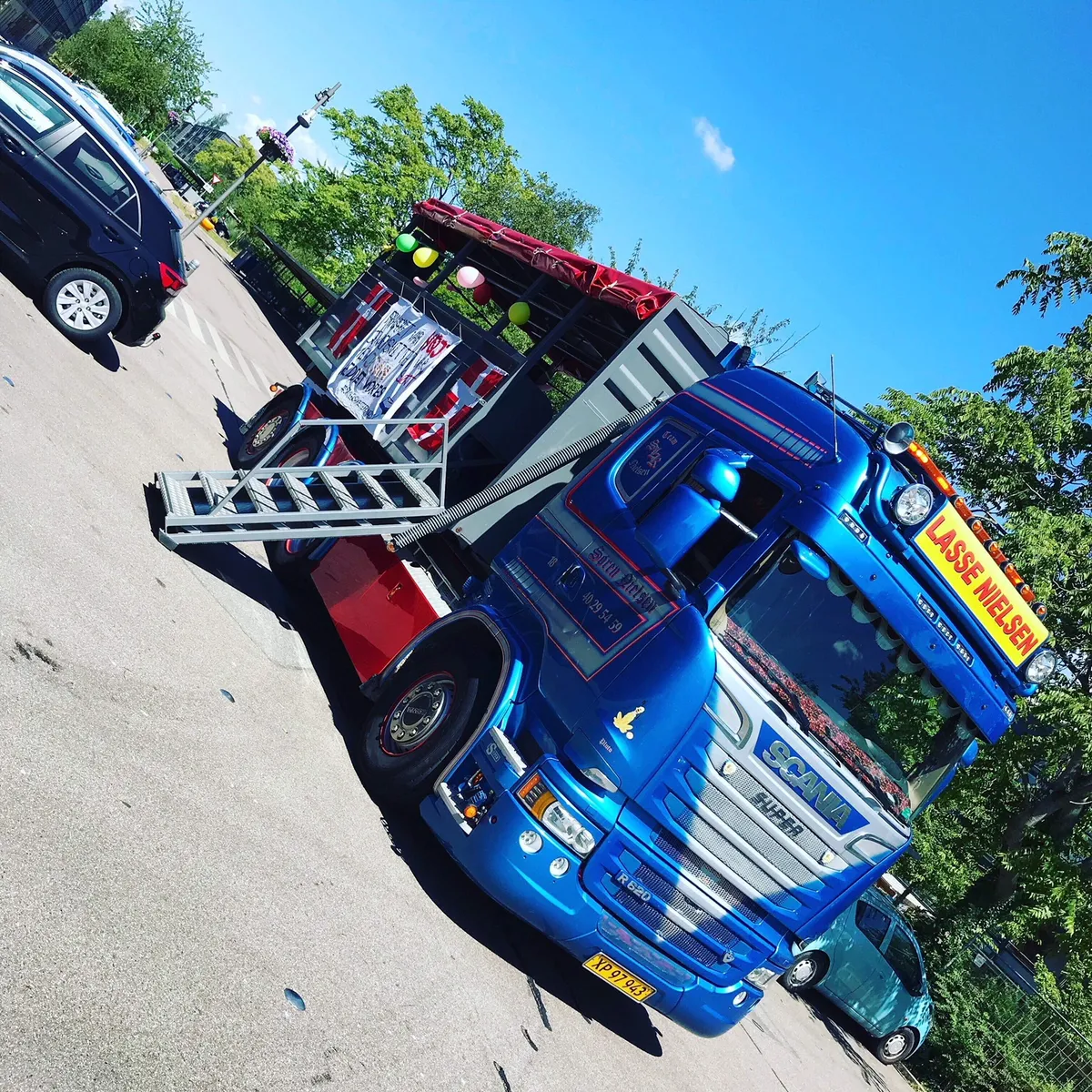 Blå Scania-studentervogn fra VSN Gruppen med kran og balloner