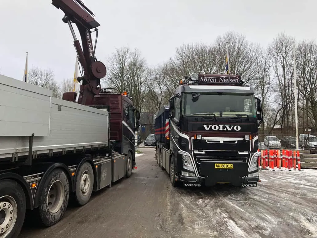 Volvo-lastbil fra VSN Gruppen på glat snevej ved vinterberedskab